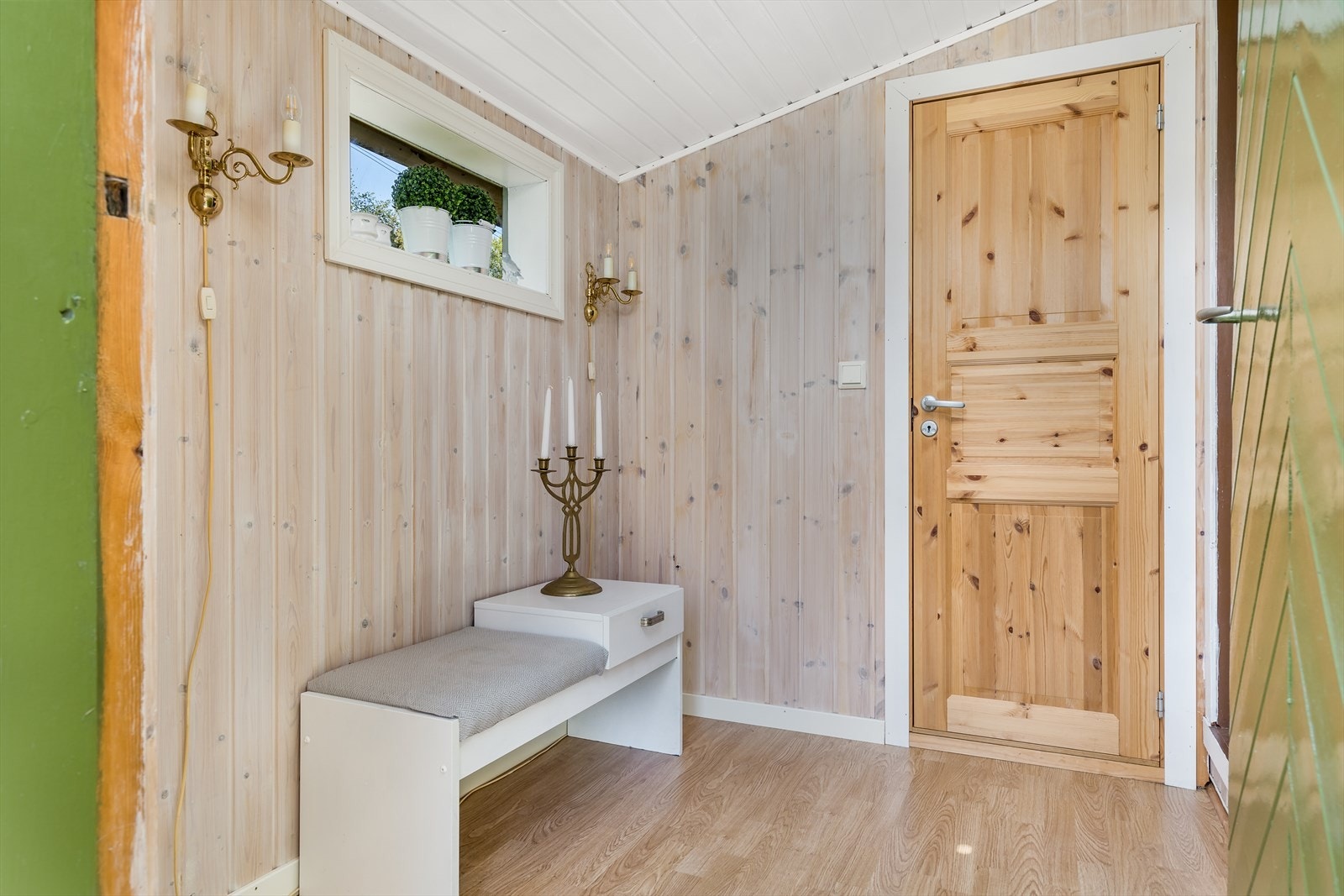 018_Inngangsparti med plass til oppbevaring av diverse..jpg Galleribilde