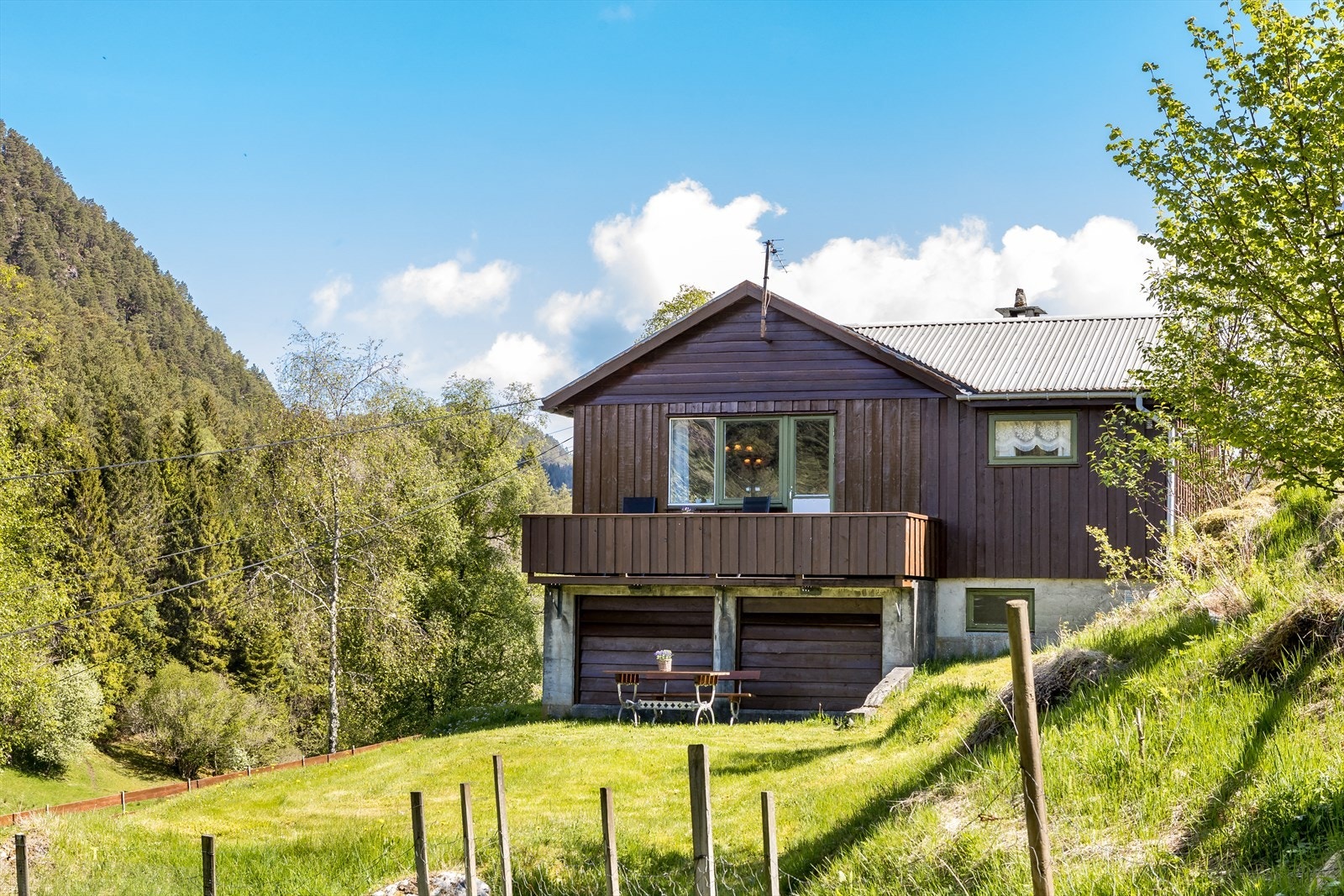 Velkommen til Rekstravegen 211 presentert av Eiendomsmegler Vest /v Jon-Olav Synnestvedt Galleribilde