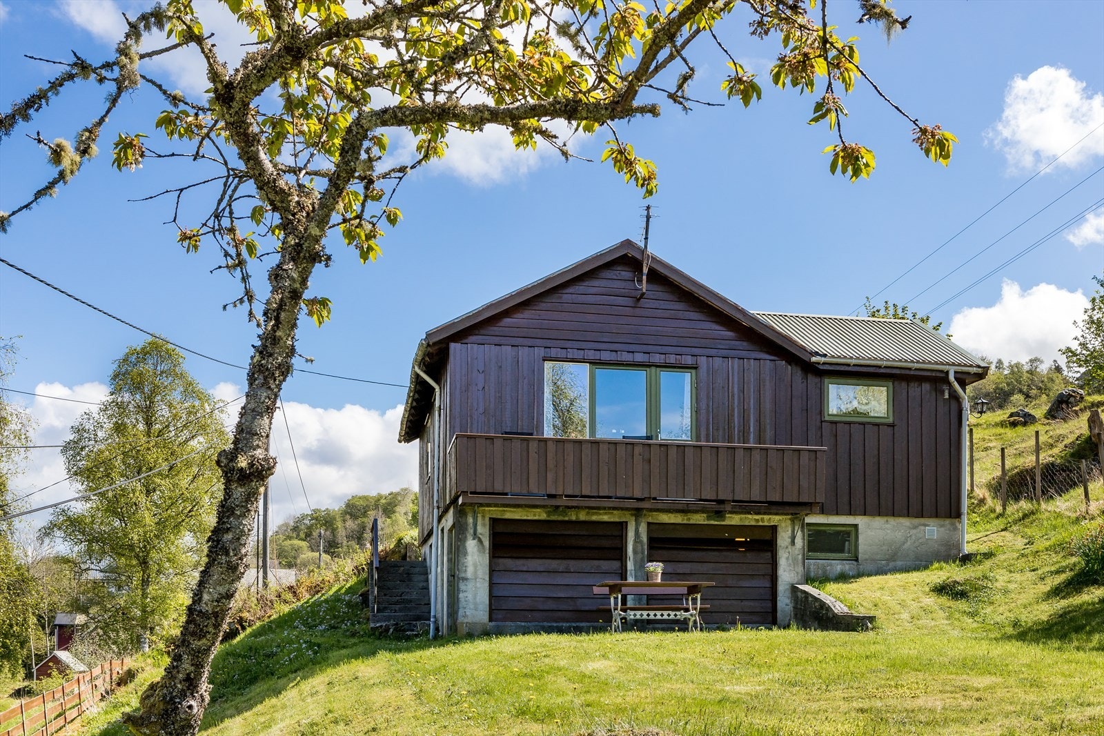 Hytten er omkranset av en flott opparbeidet tomt som enkelt kan vedlikeholdes. Galleribilde