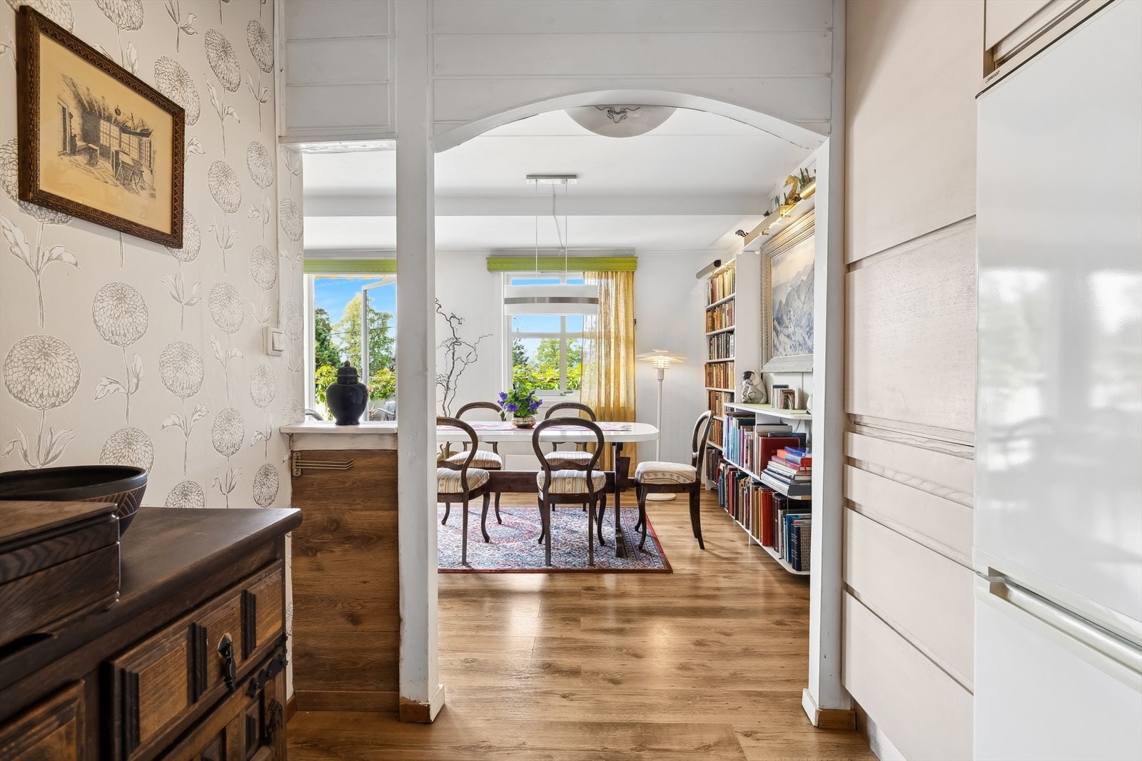 Videre er det flissatt over benkeplate som er praktisk ved matlaging. Det er avtrekk via kjøkkenvifte med mekanisk avtrekk. Det er åpen løsning for hvitevarer på kjøkkenet: komfyr, oppvaskmaskin og kjøleskap. Galleribilde