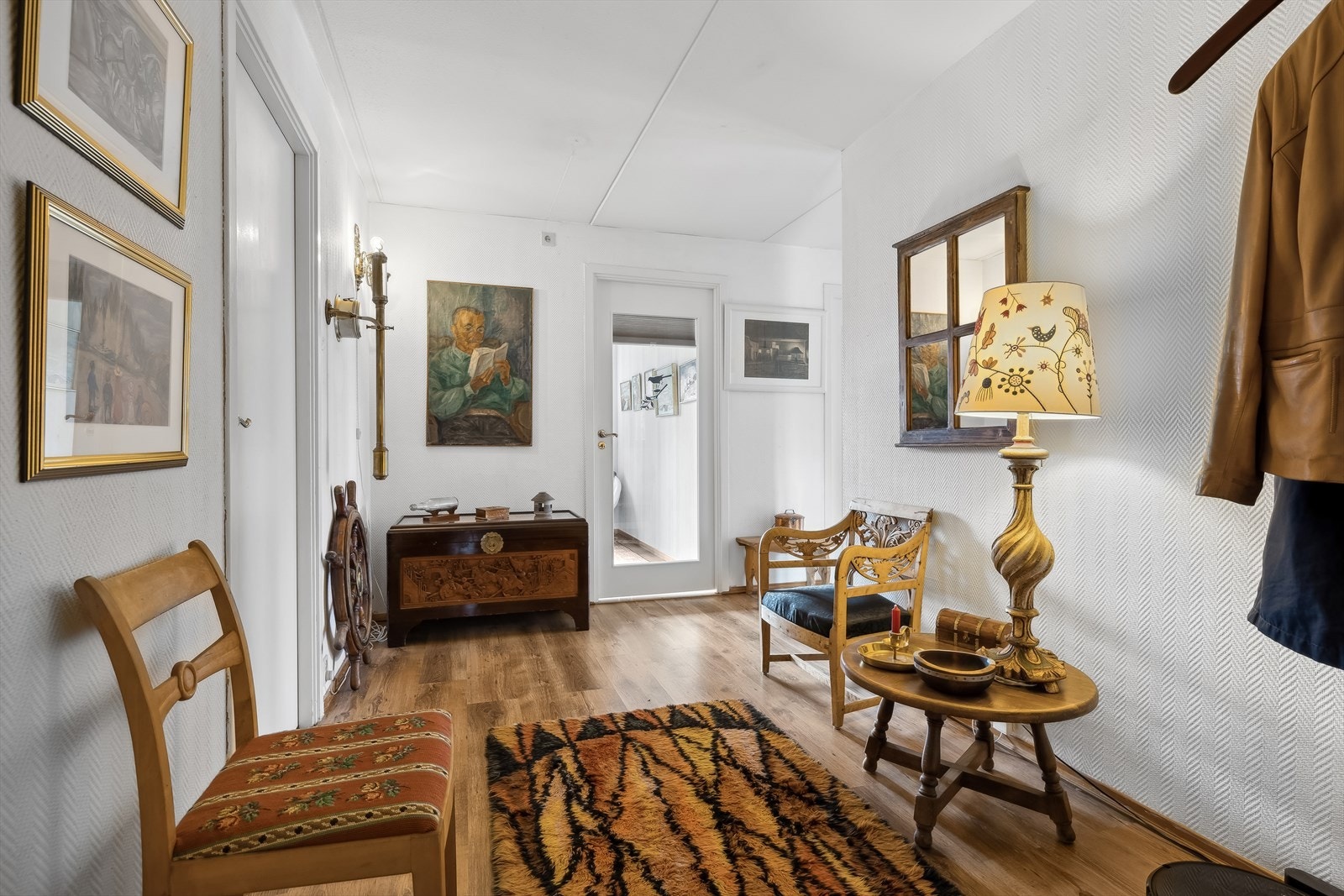 Romslig entrè. Galleribilde