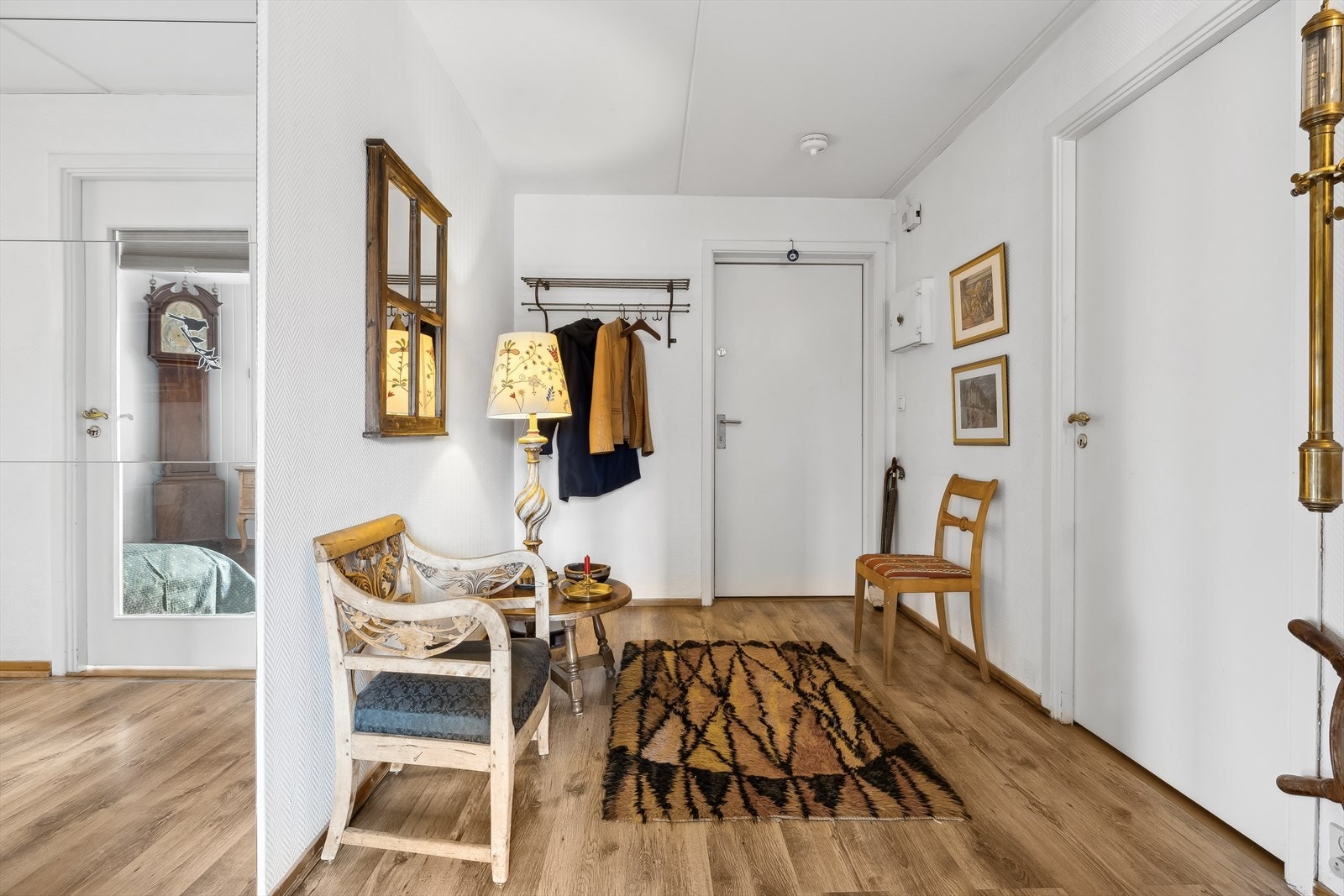 Velkommen inn - her ønskes du velkommen inn i lys entrè med plass til å henge fra deg ytterklær. Galleribilde