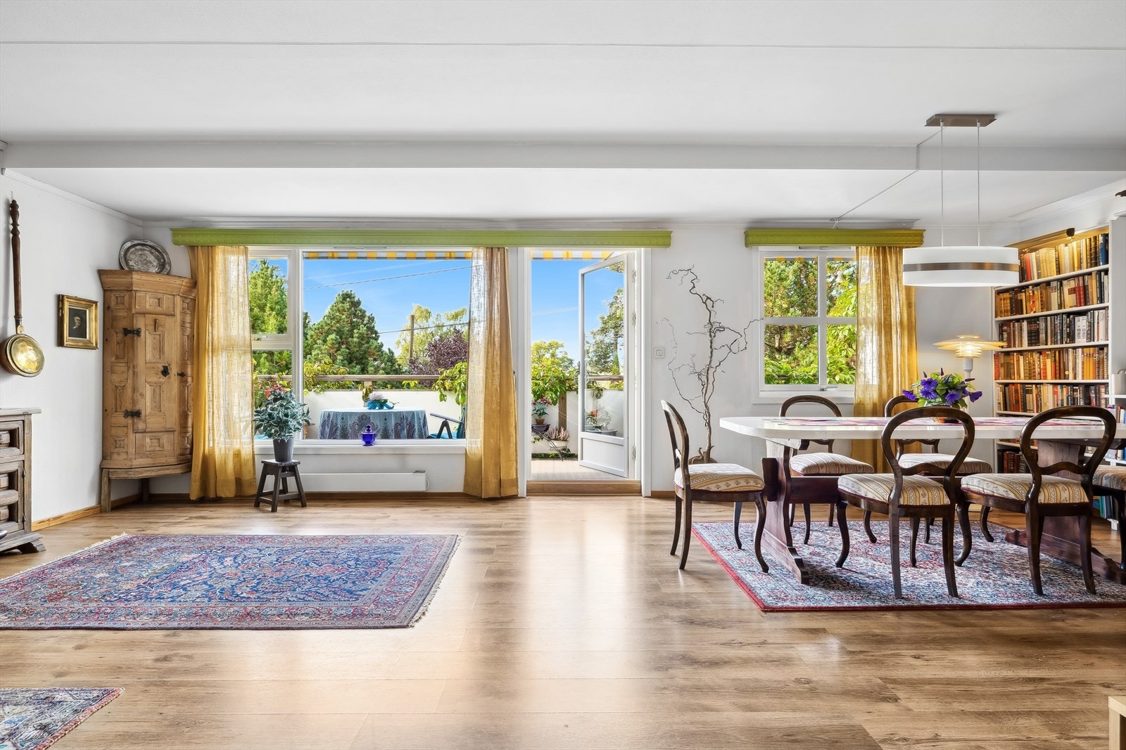 Leiligheten har en attraktiv beliggenhet på Ullern med nærhet til offentlig kommunikasjon, servicetilbud og flotte tur- og rekreasjonsmuligheter. Galleribilde