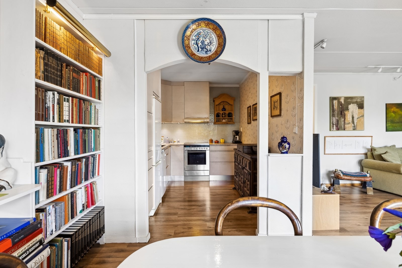 Kjøkkenet er beliggende i delvis åpning til stuen, som gjør rommet mer sosialt ved besøk. Galleribilde