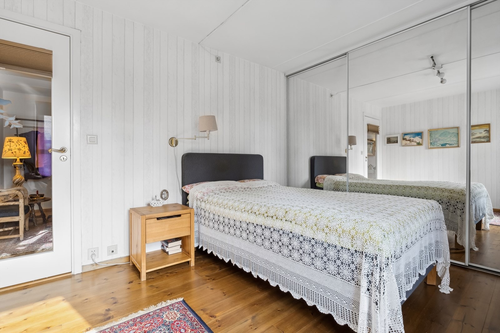 Videre byr leiligheten på to soverom. Galleribilde