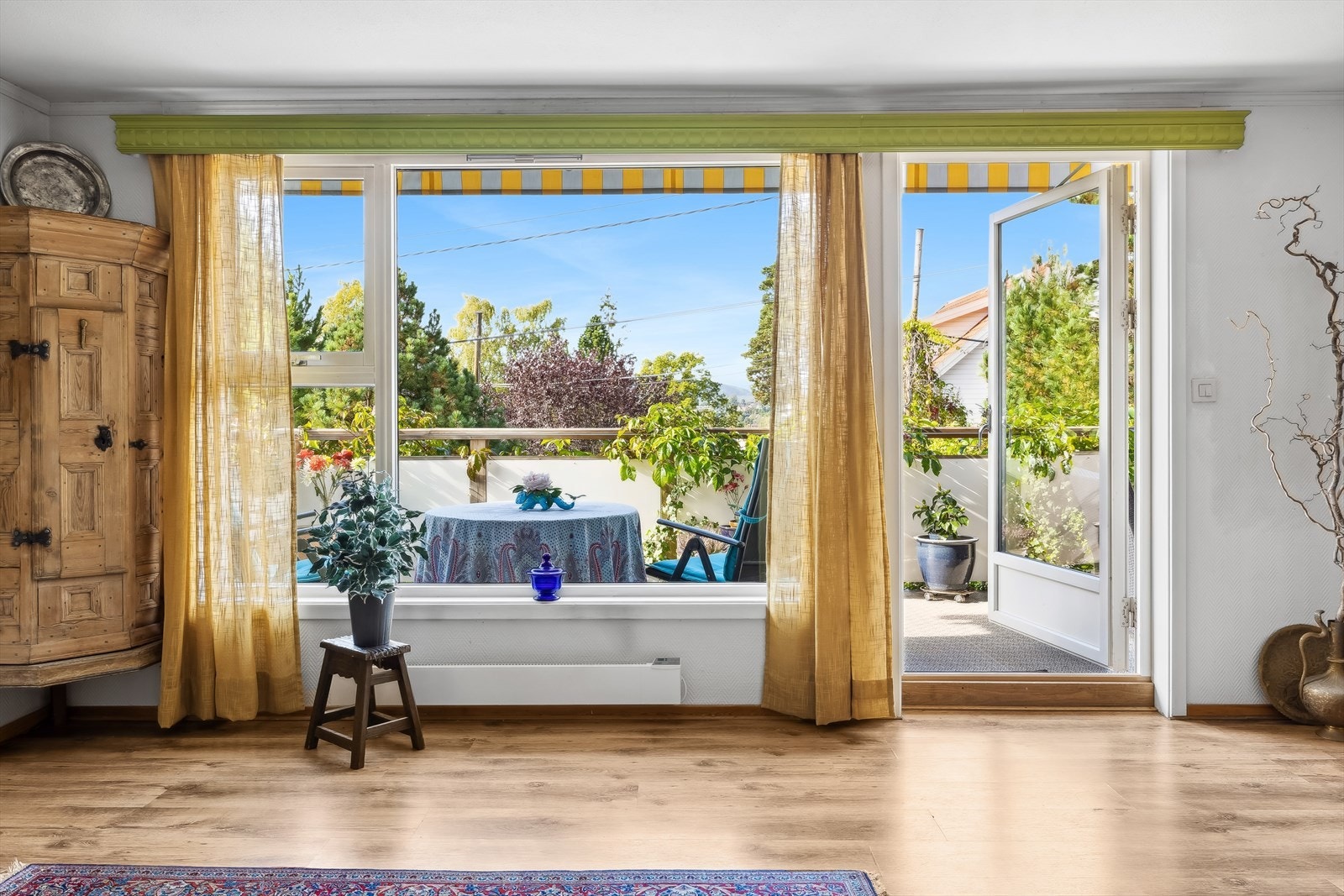 Det er flere store vindusflater i stuen som slipper inn naturlig lys, og skaper en god atmosfære i rommet. Galleribilde