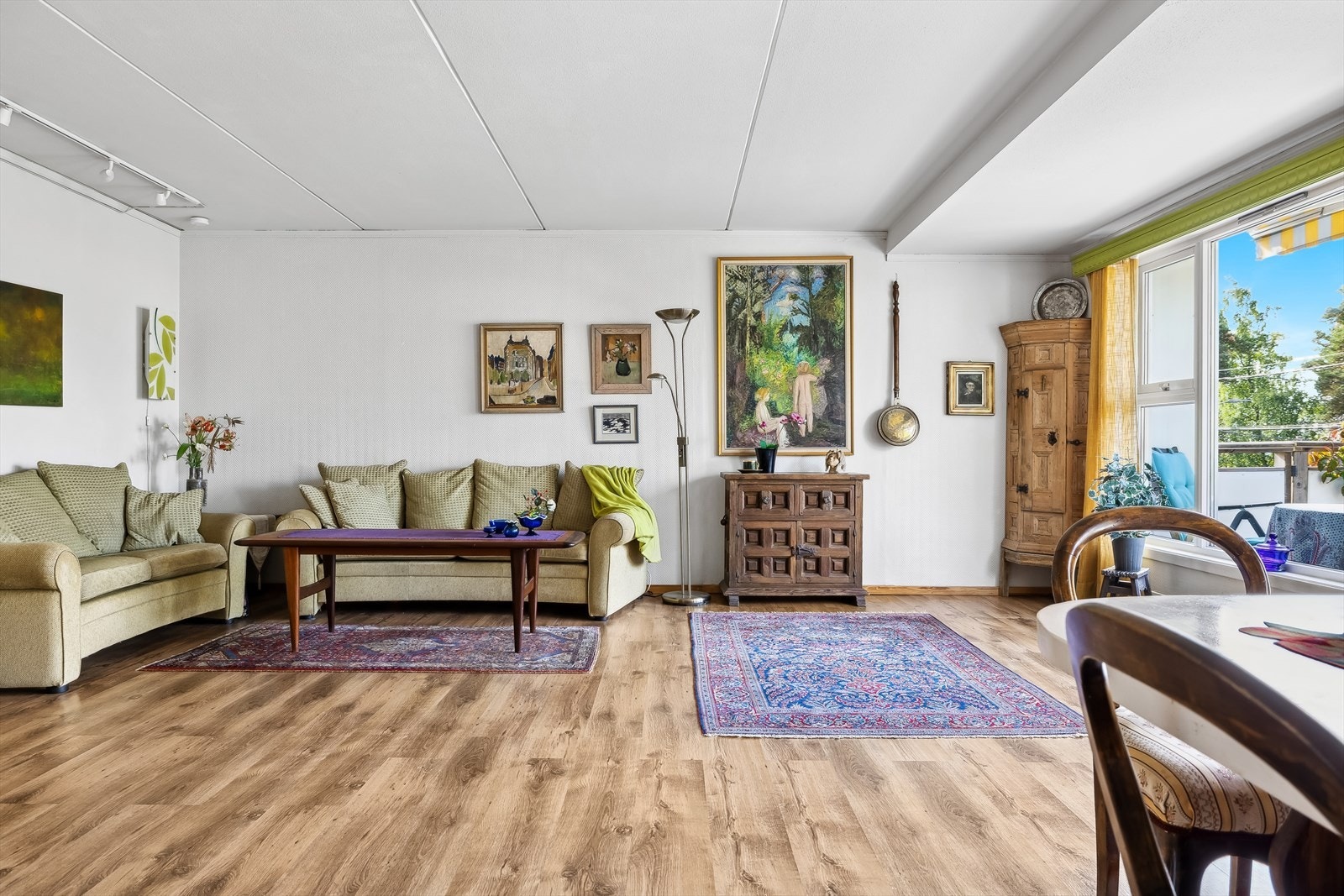 Stuen byr på lyse overflater og pent gulv. Galleribilde