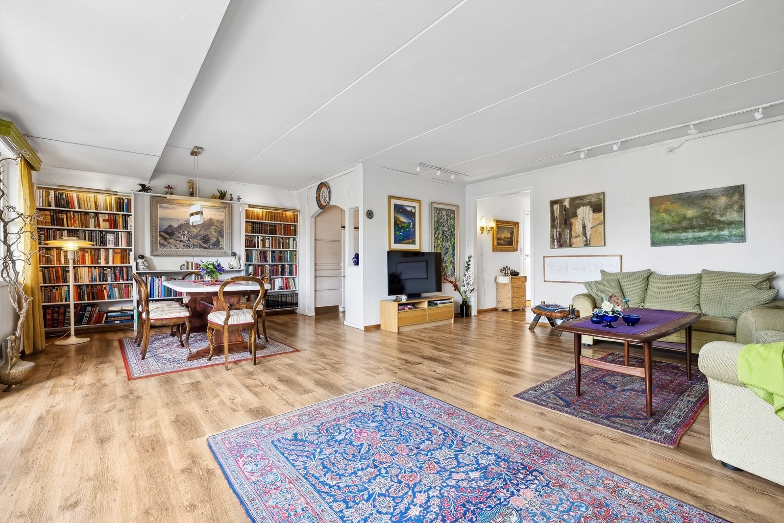 Stuen er romslig, og har god plass til sofa med tilhørende møblement for å skape den stuen du selv ønsker. Galleribilde