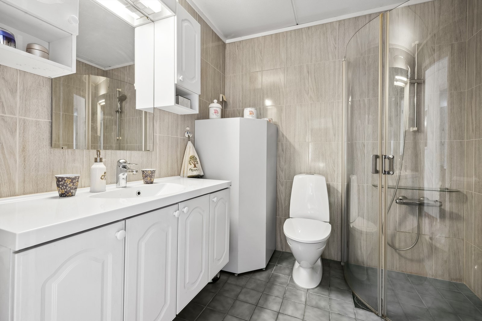 Leiligheten har et baderom. Rommet er med fliselagte overflater på vegger og gulv. Galleribilde