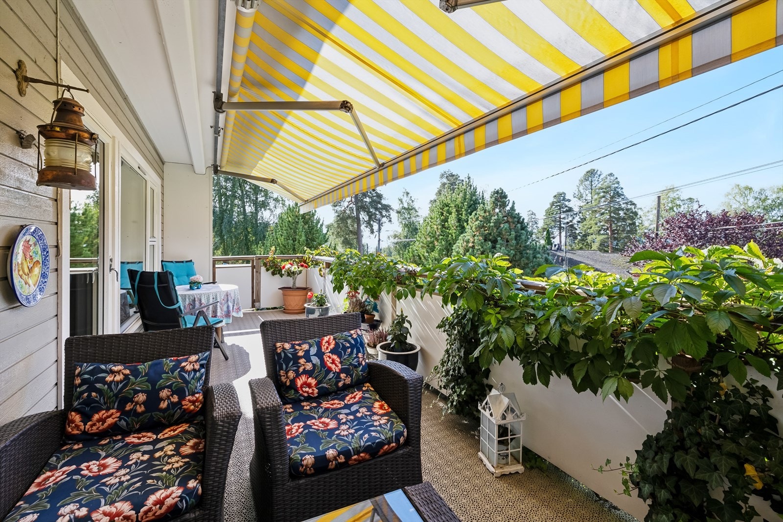 Fra stuen er det utgang til vestvendt uteplass, med gode solforhold gjennom dagen. Galleribilde