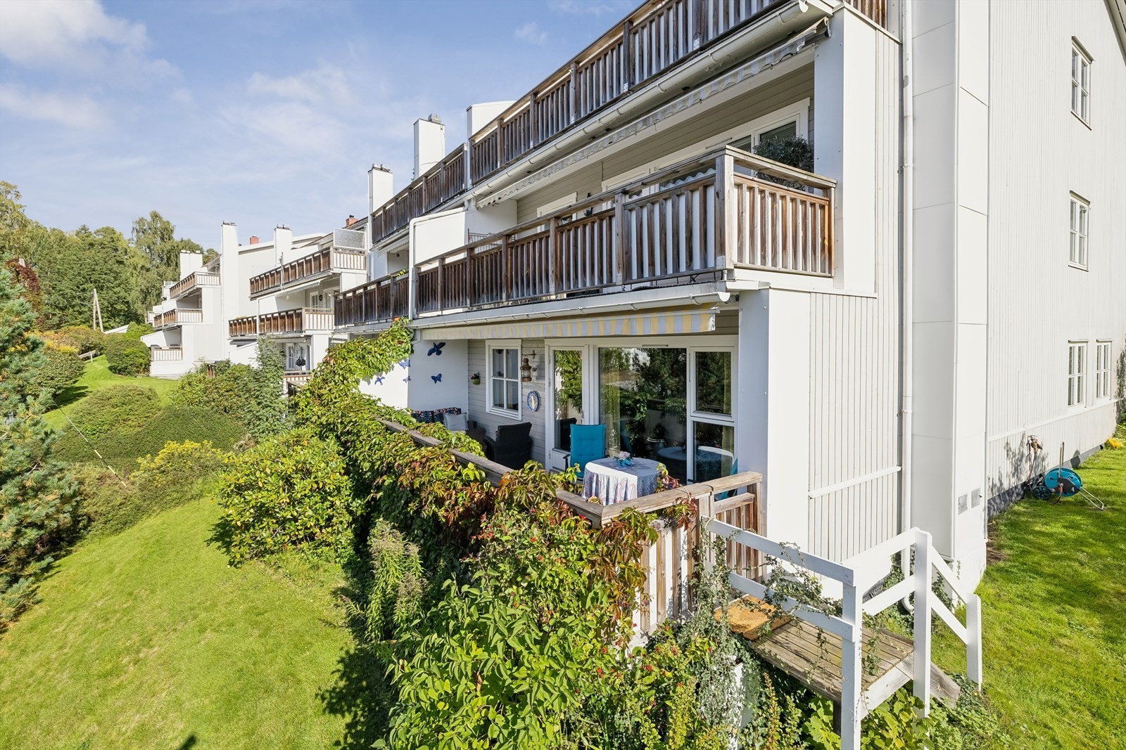 Eier har bygget trapp ned til fellesområdet, dette er ikke søkt om eller godkjent, se pkt. ferdigattest for mer informasjon. Galleribilde