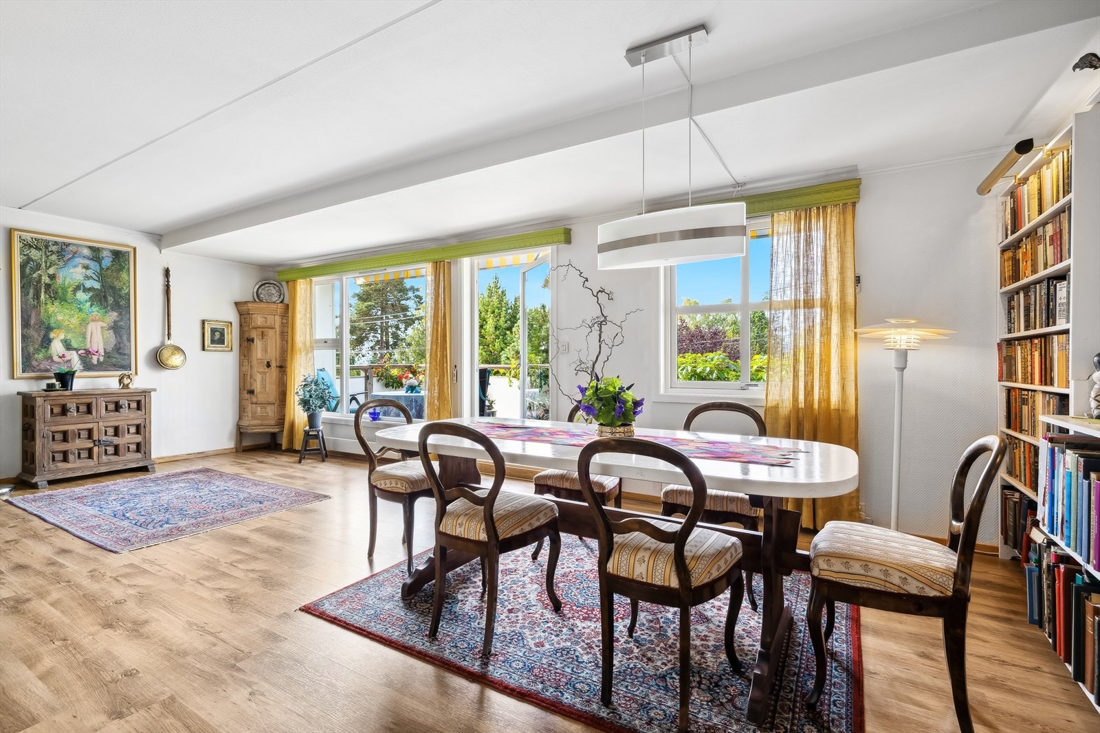 Leiligheten byr på lyse og luftige oppholdsrom. Galleribilde