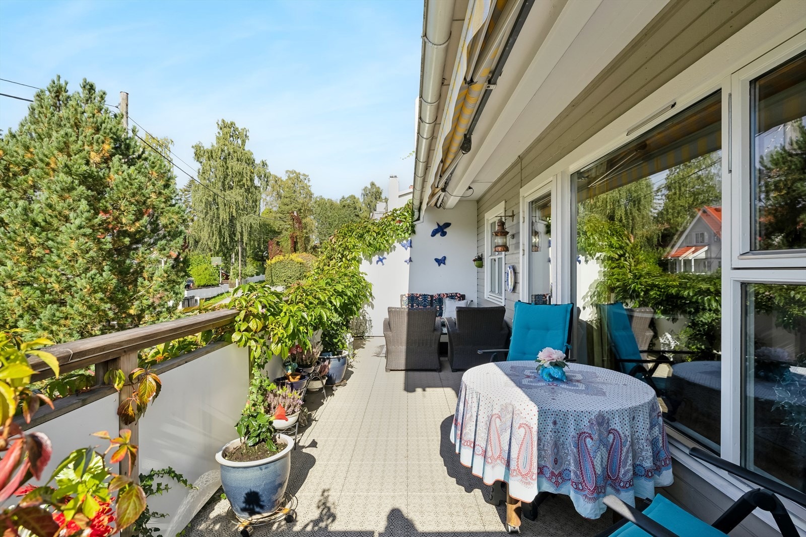 Gode solforhold og utsikt mot nabolaget har du fra uteplassen. Galleribilde