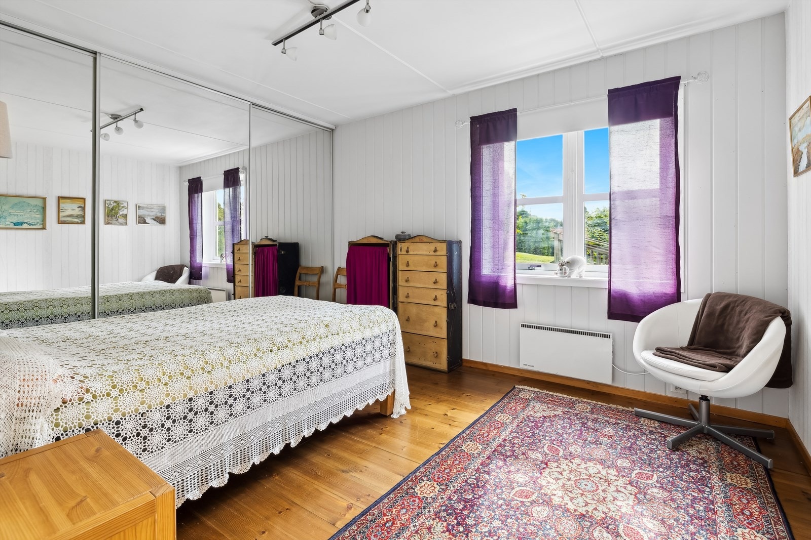 Her er det montert skyvedørsgarderobe med god plass til oppbevaring. Galleribilde