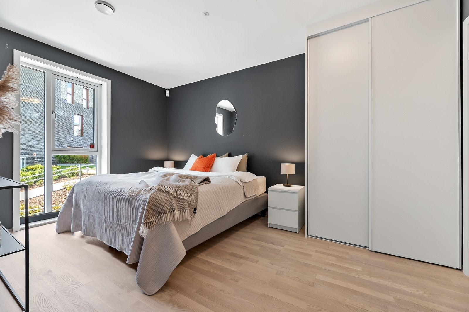 Hovedsoverom med god plass til møblement. God lagringsplass i garderobeskap. Galleribilde
