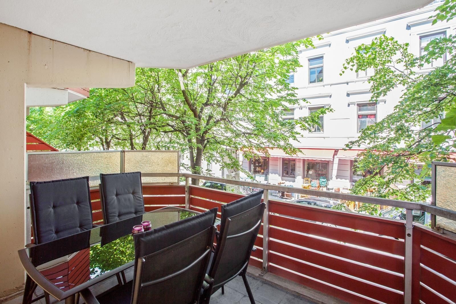 Terrasse ut mot rolige Kongsberggata. Galleribilde