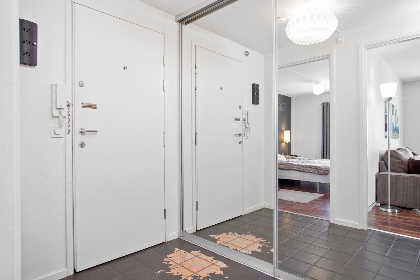 Entré med skyvedørsgarderobe. Galleribilde