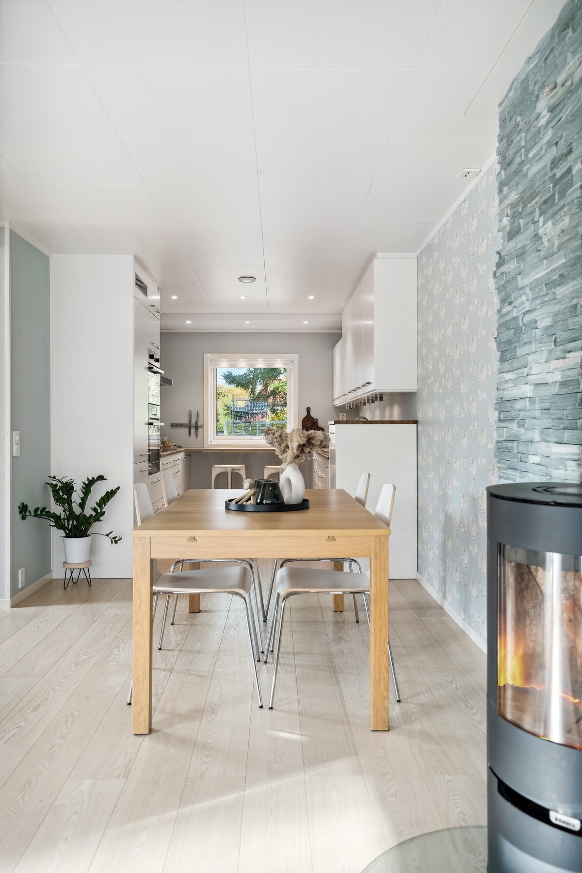 Romslig spisestue som passer godt til hyggelige middager og sammenkomster Galleribilde