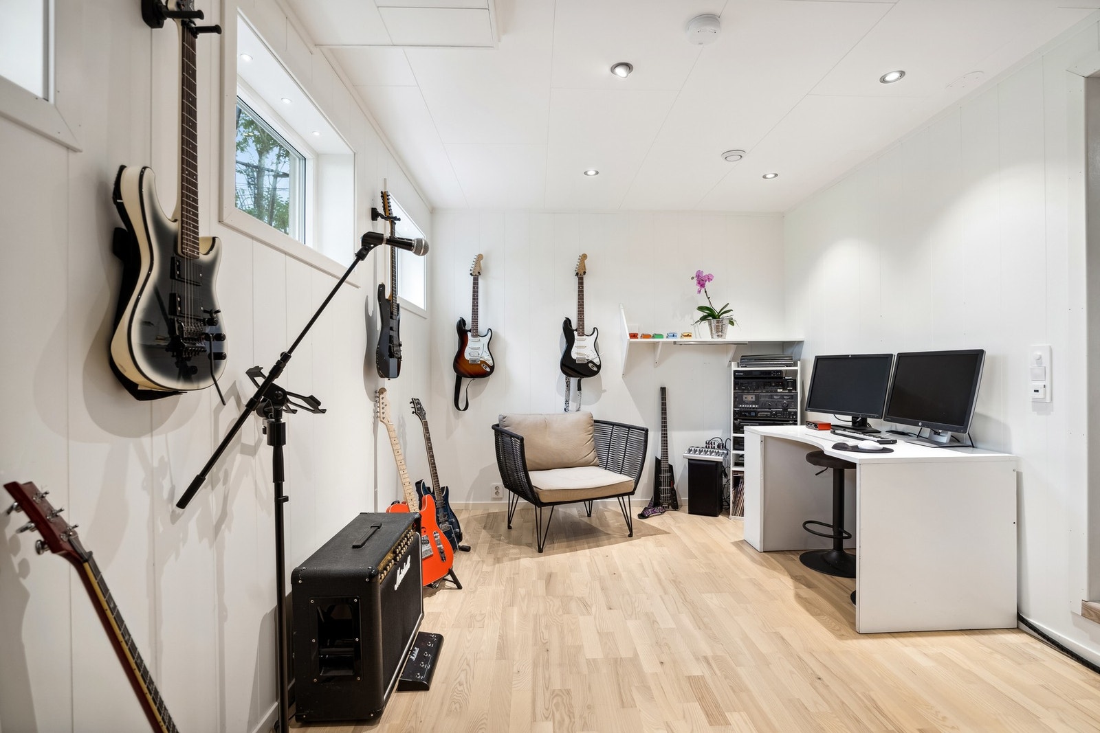 Romslig kjellerstue og musikkrom med oppgraderte gulv og veggflater i tilknytning til boligens hoveddel som også kan benyttes som soverom Galleribilde