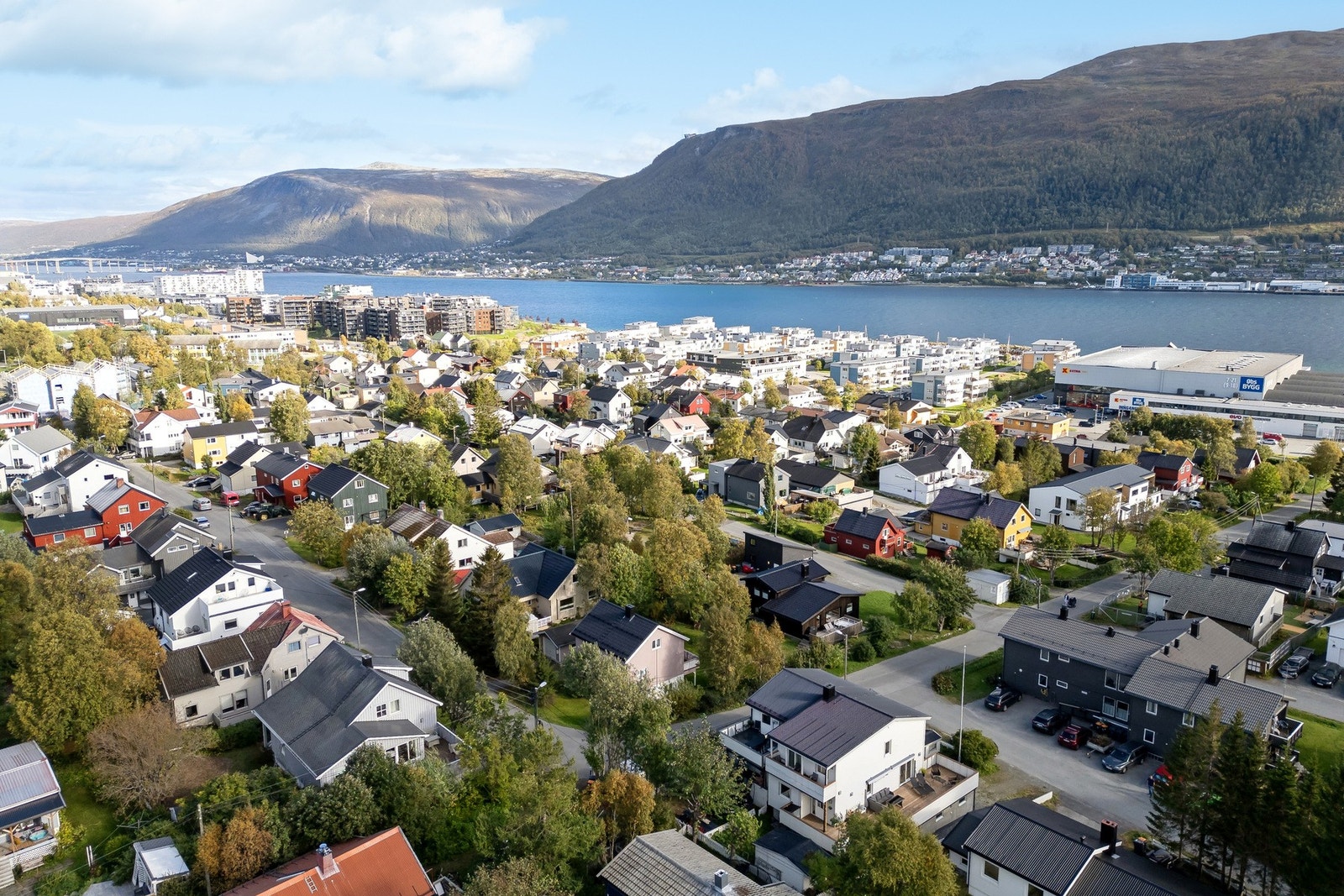 Det er kun ca. 2,5 km fra boligen til Tromsø sentrum hvor du finner mange flotte fasiliteter Galleribilde