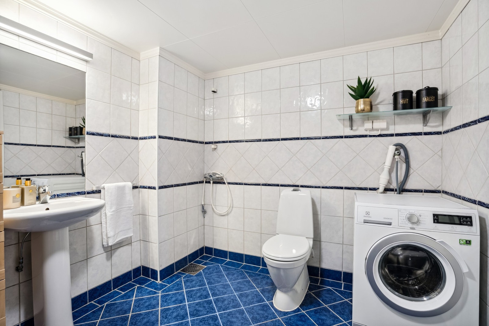 Badet er av god størrelse med stilfulle fliser og det er mulighet for installasjon av dusjvegger Galleribilde