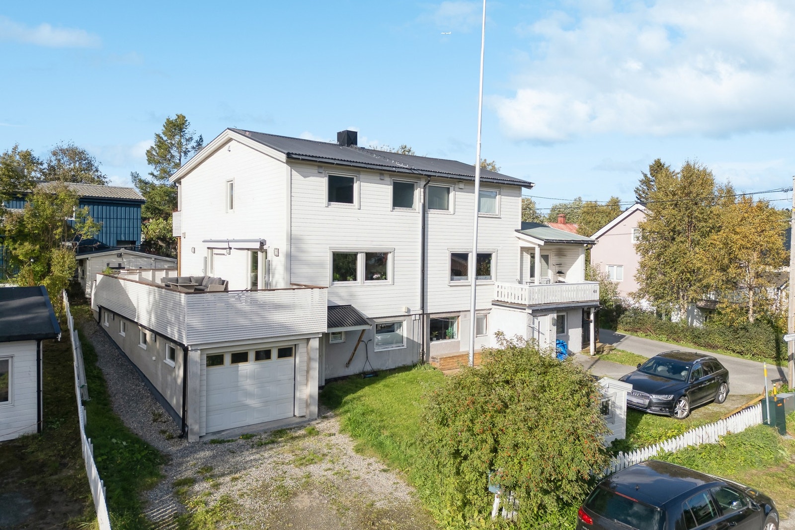 Oppkjøring til egen garasje og biloppstillingsplass direkte fra Thorshaugvegen Galleribilde