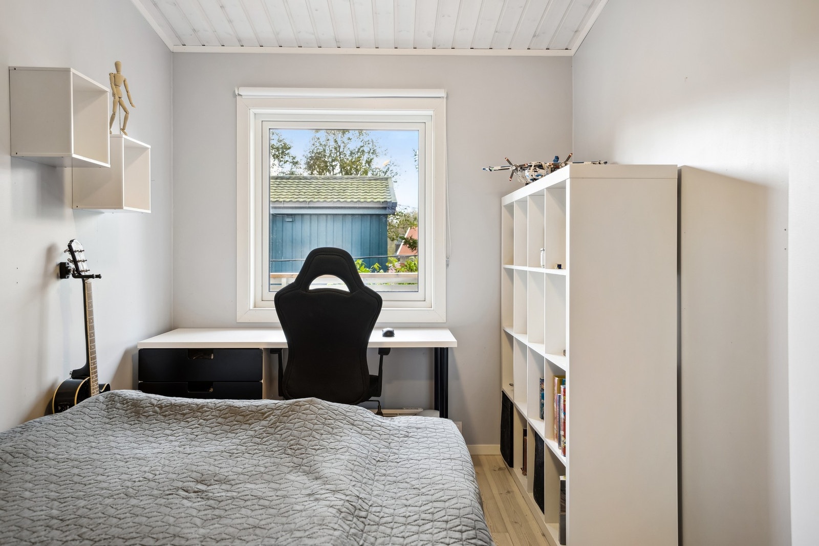 Soverom har plass til skrivepult og/eller oppbevaring av ulike sorter Galleribilde