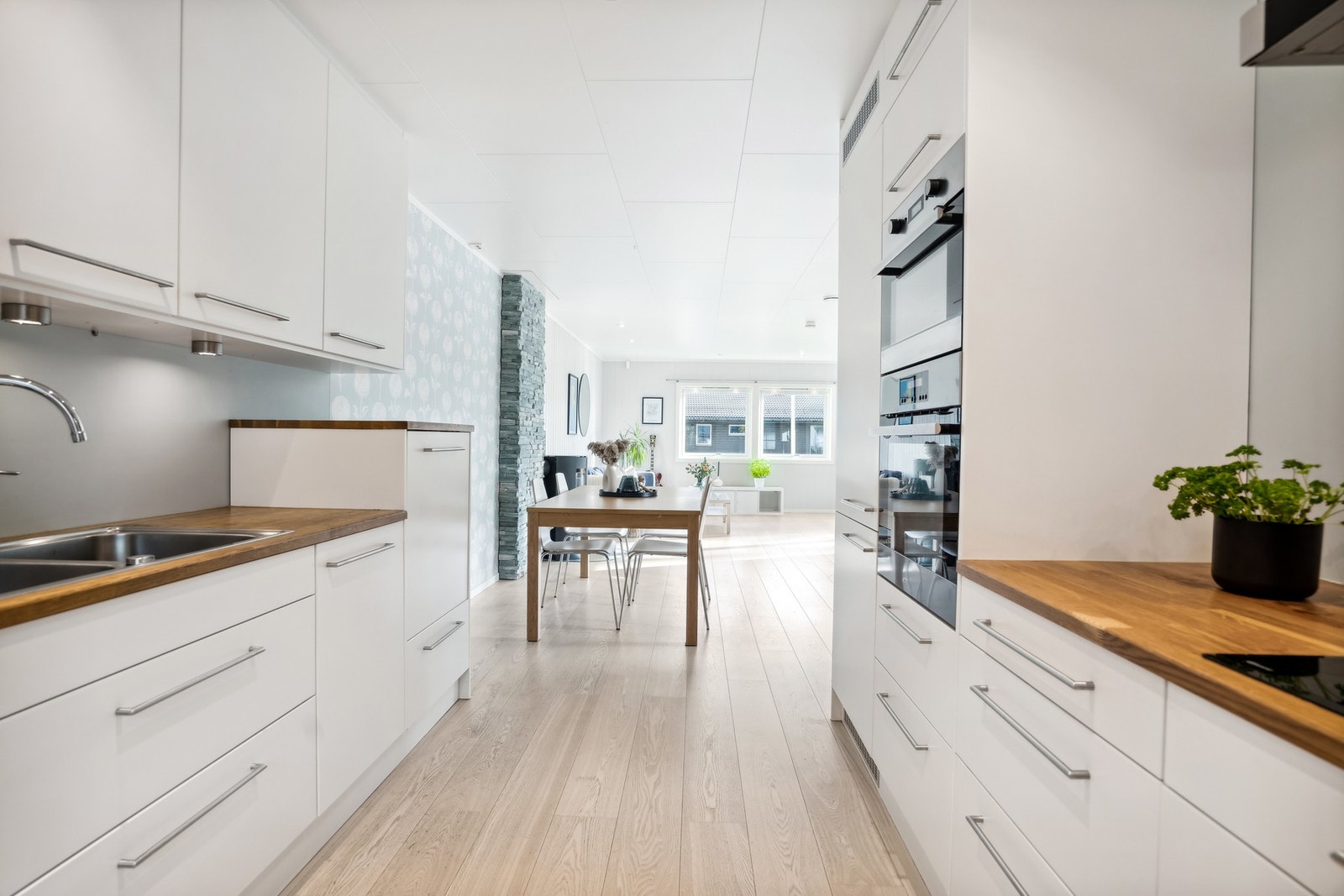 Åpen løsning mellom kjøkken, spisestue og stue, som skaper god romfølelse Galleribilde