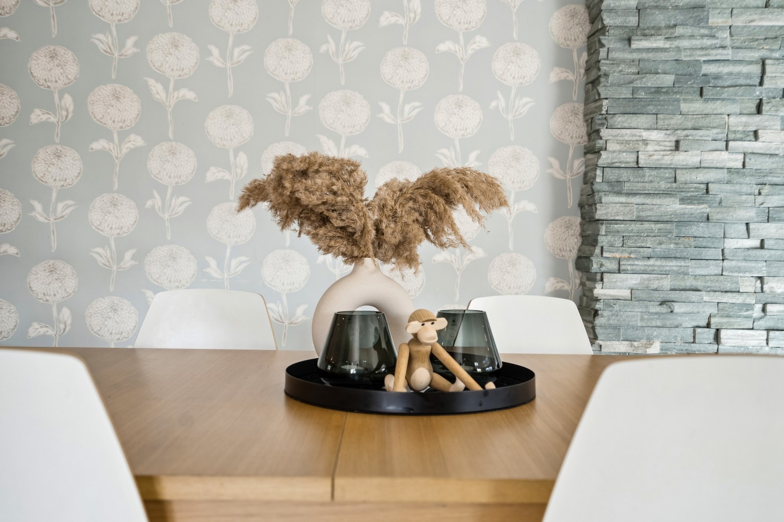 I spisestuen er det tapet i tilknytning til vedovnens stilige steinvegg som gir rommet en hyggelig atmosfære Galleribilde