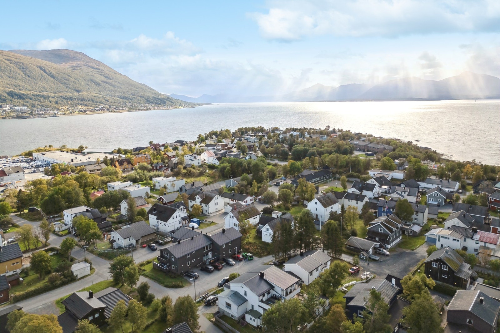 Her er det kort veg til barnehage, Bjerkaker skole, lysløypa, butikker og bussholdeplass. Galleribilde