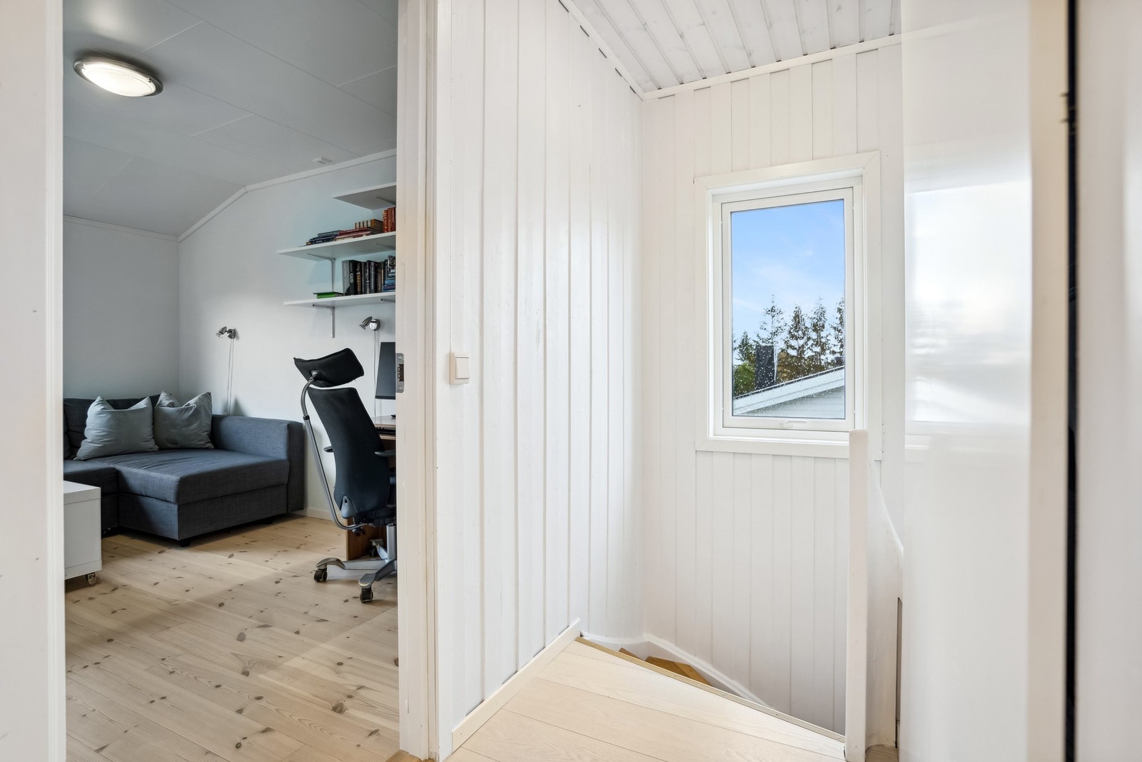 Trapp opp til 2. etasje fører deg direkte til det første av totalt 4 soverom Galleribilde