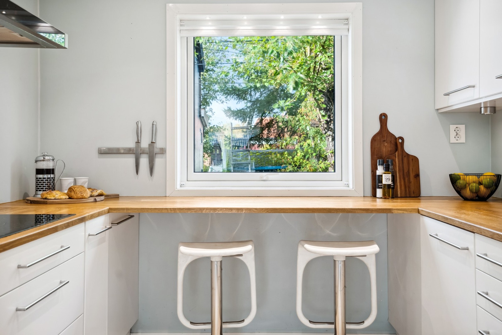 Vinduet på kjøkkenet gir godt med lysinnslipp og her kan du nyte nærliggende natur mens du lager mat Galleribilde