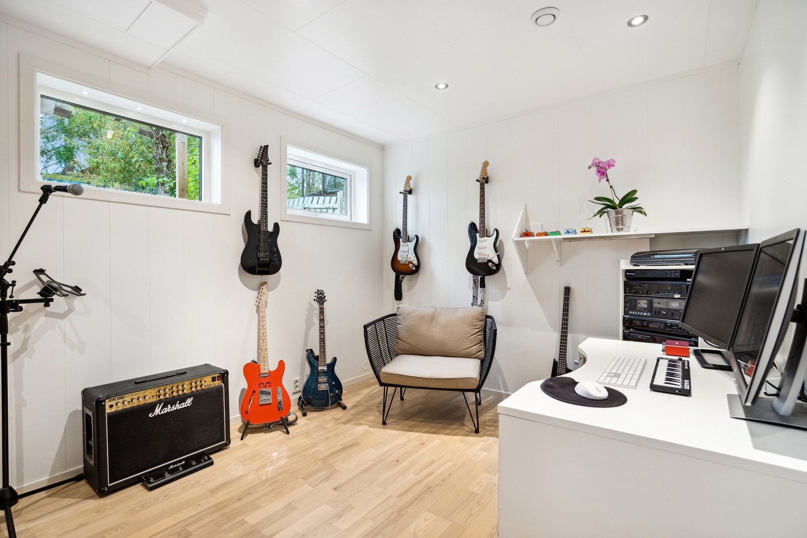 Vinduskarmer og tak har innfelte takspotter som gir rommet god belysning, i tillegg til lysinnslipp fra vinduer Galleribilde