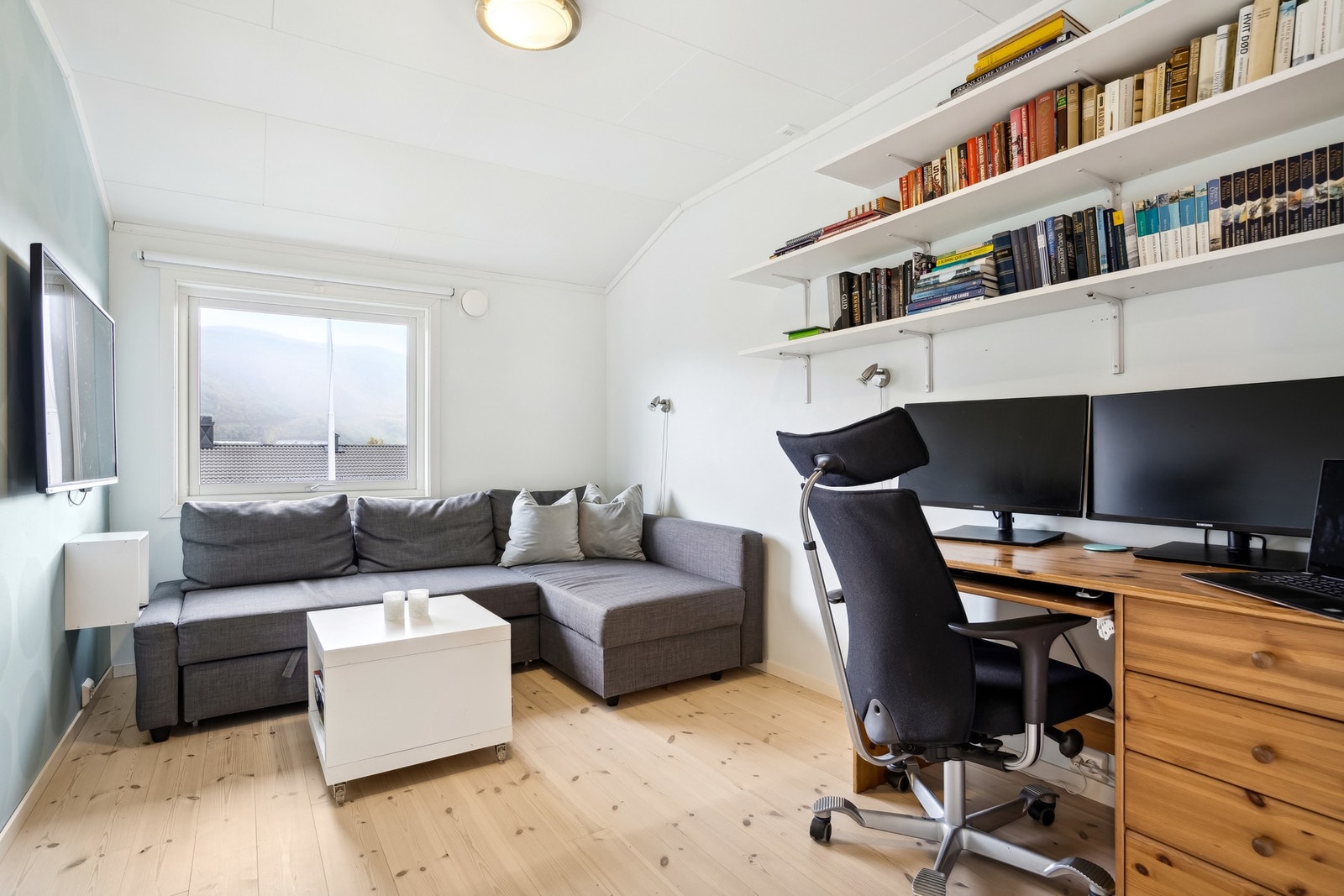 Det første soverommet er av god størrelse og er i dag brukt som kontor/stue Galleribilde