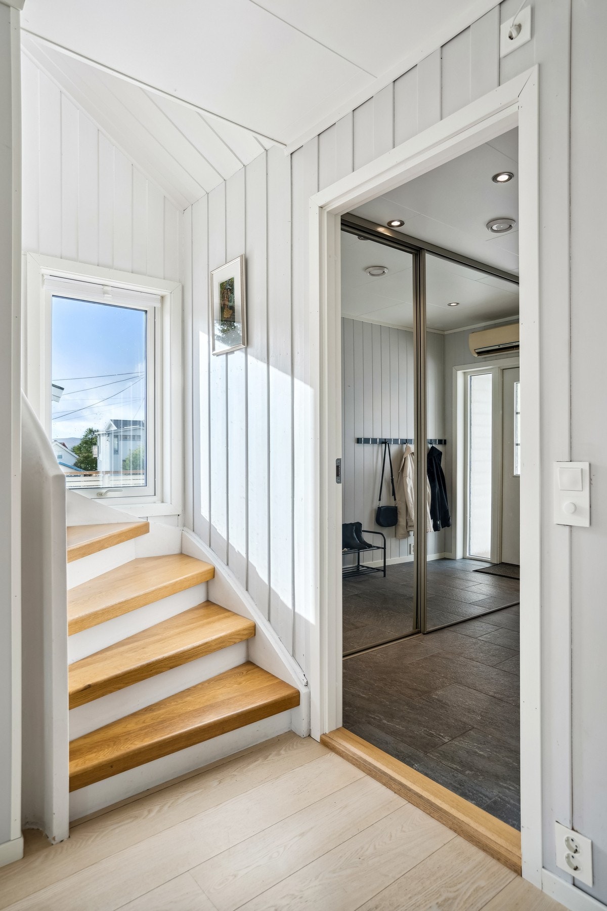 Entré med gulvvarme og skyvedører av speil med god oppbevaringsplass. Videre finner du trapp som tar deg til boligens 2. etasje Galleribilde