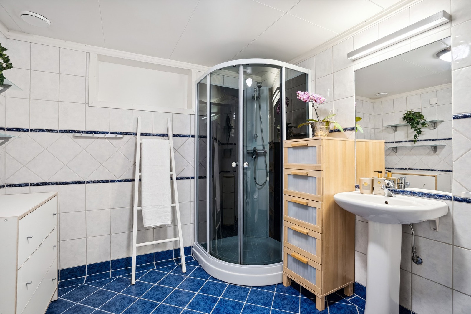 Romslig bad i tilknytning til boligens hoveddel som har elektriske varmekabler i gulv Galleribilde