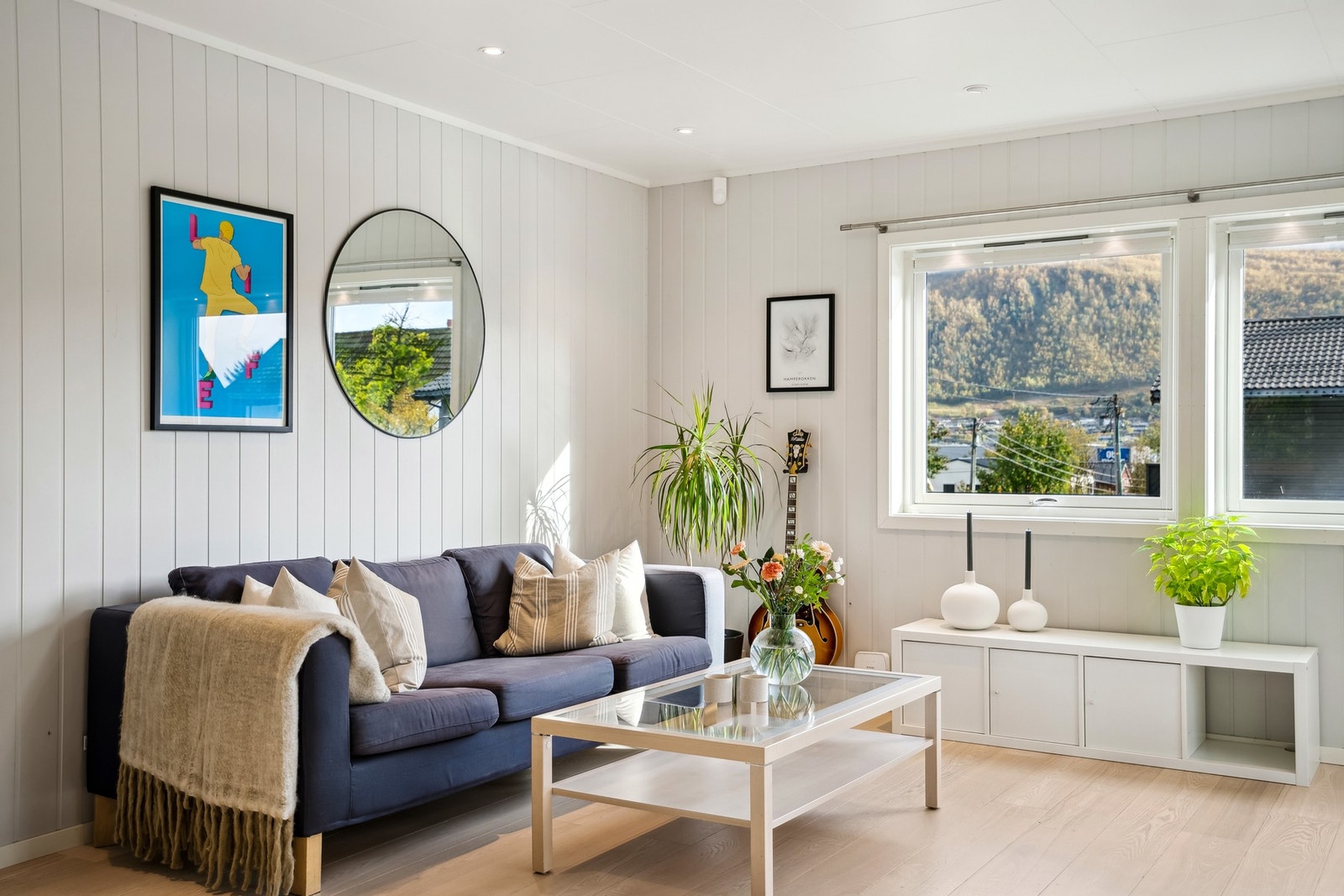 Det er store vindusflater hvor du kan nyte godt lysinnslipp, samt er det god plass til innredning etter eget ønske Galleribilde