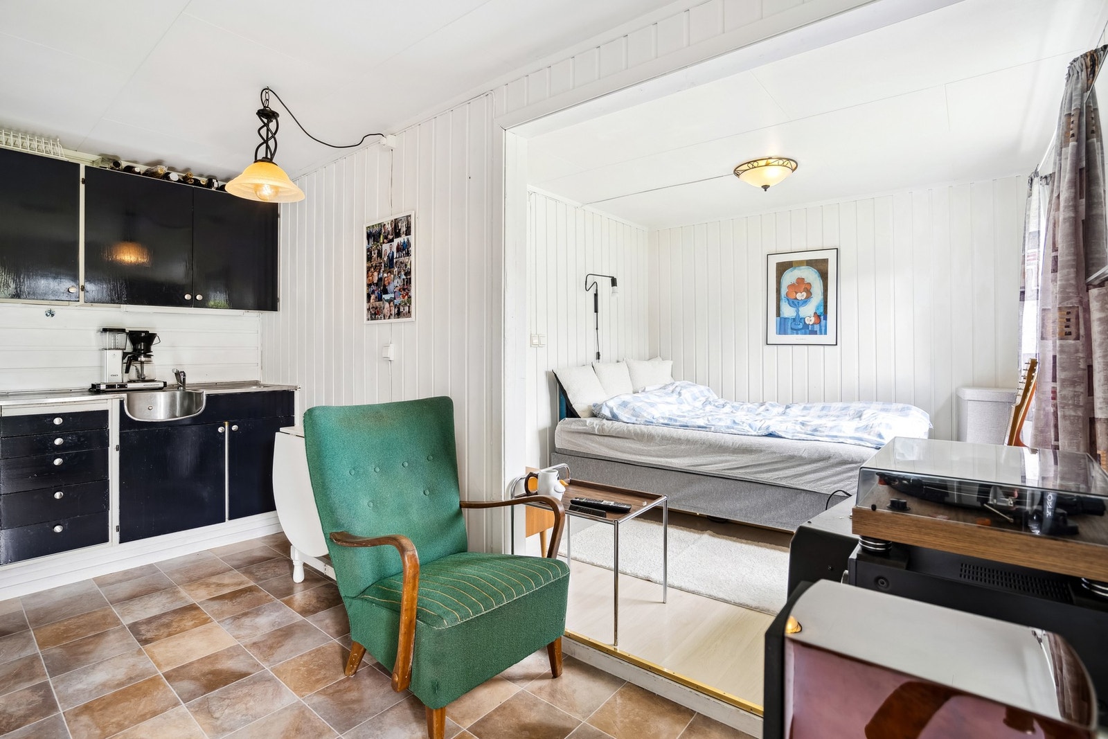 Boligen har en praktisk utleiedel med eget bad, sovealkove og baderom der deler av arealet er godkjent for opphold Galleribilde