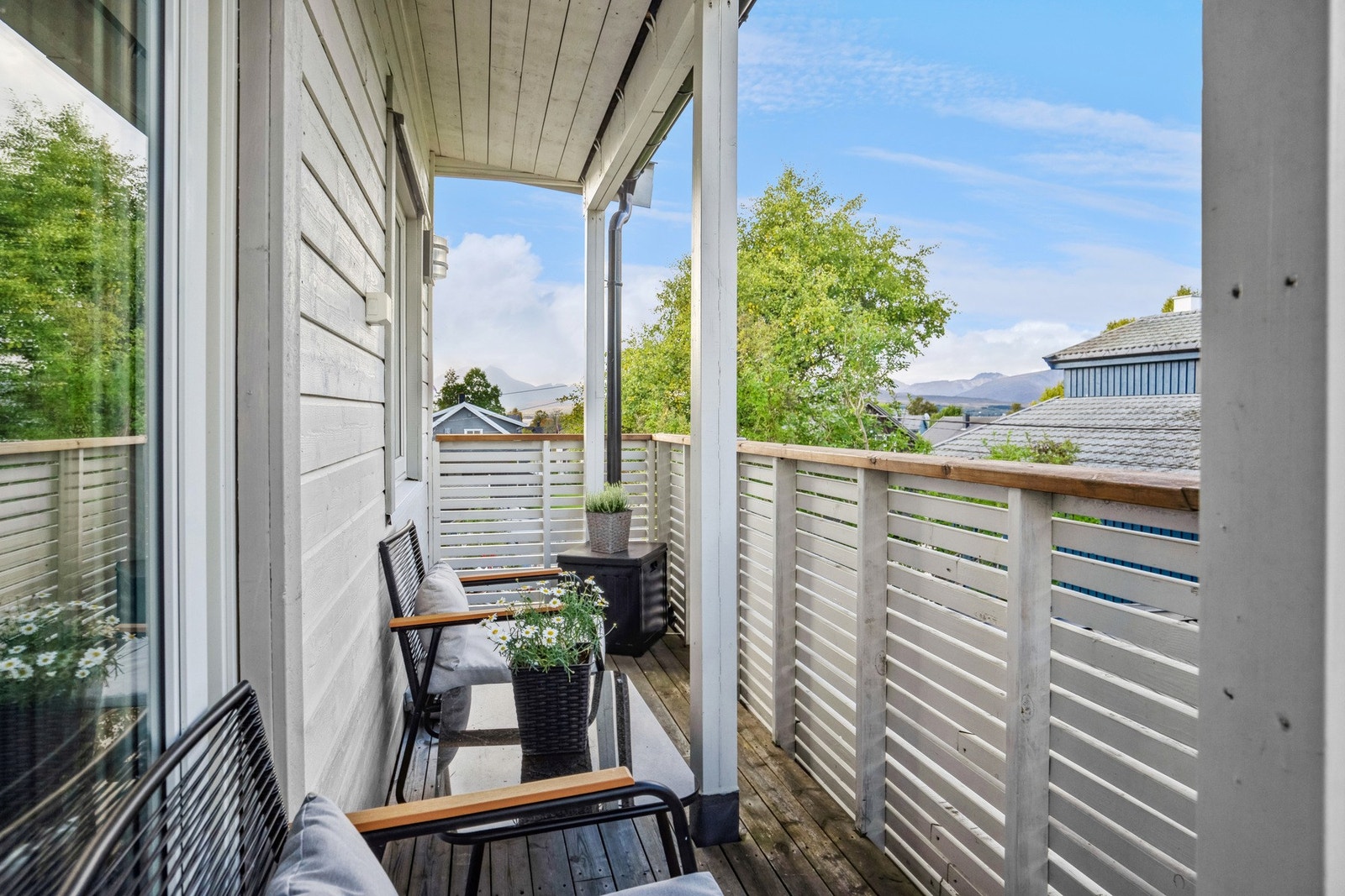 Hyggelig, mindre terrasse med utgang fra soverom i 2. etasje Galleribilde