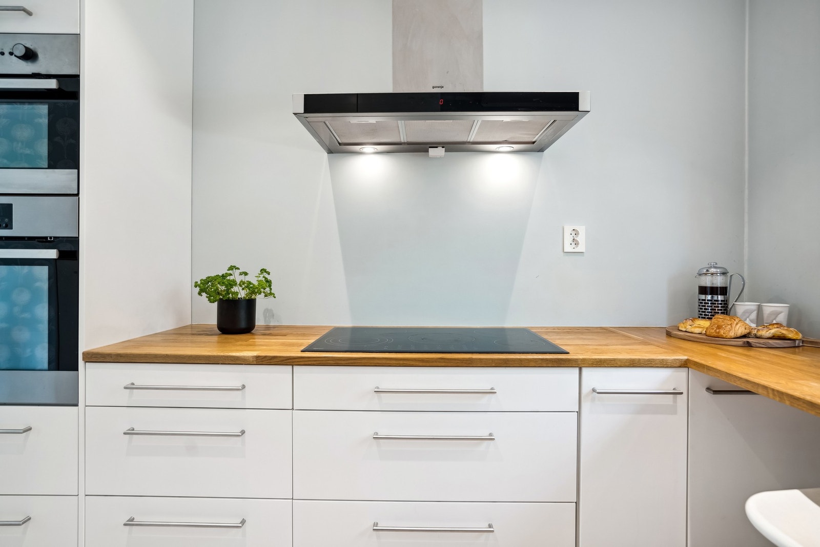 Innredning og fargevalg på kjøkken er tidløst og moderne, benkeplate av heltre Galleribilde