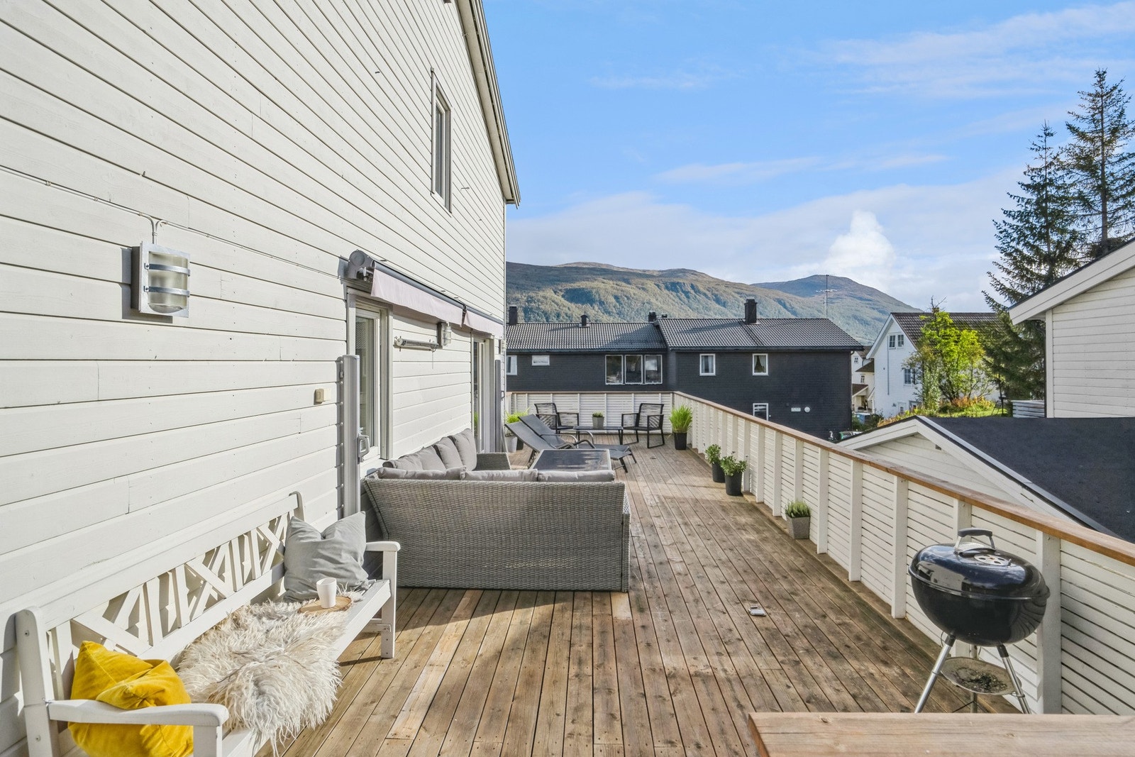 Boligen har en solrik veranda, der du kan nyte den flotte utsikten mot de majestetiske fjellene. Galleribilde