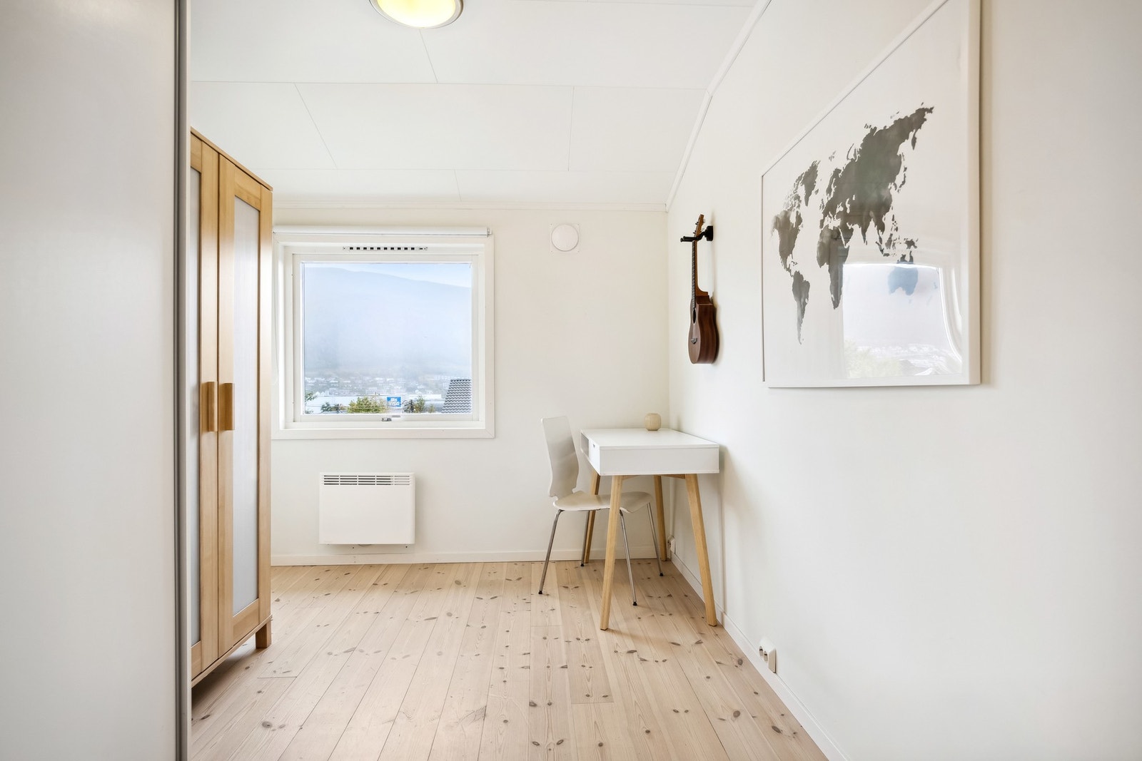 Neste soverom har behagelige, lyse farger, med god plass til både seng, garderobeskap og skrivebord Galleribilde