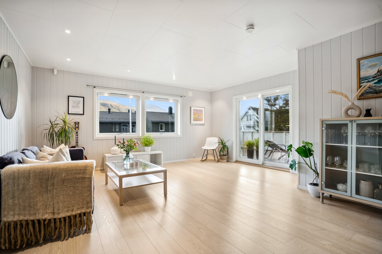 Fra stuen kommer du også ut til en stor terrasse og terrassedører gir godt med lysinnslipp Galleribilde