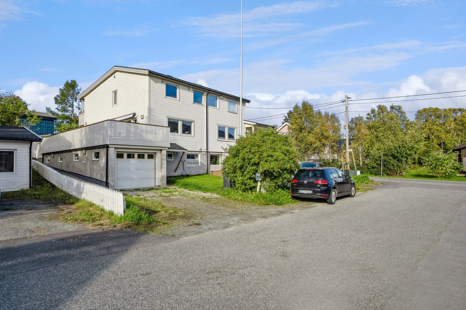 Her får du en velholdt og innholdsrik bolig over 3 plan med utleiedel og garasje. Galleribilde