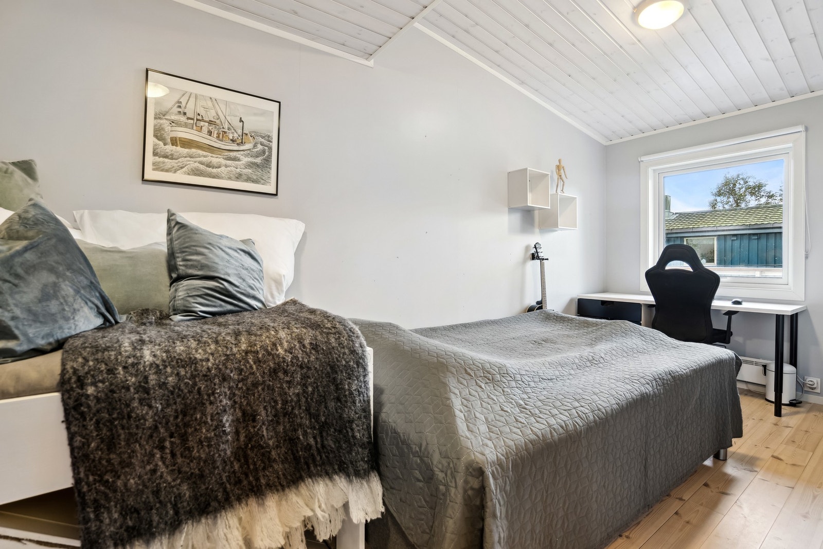 Det siste soverommet har lyse, moderne farger og godt lysinnslipp, med plass til skrivebord eller kommoder Galleribilde