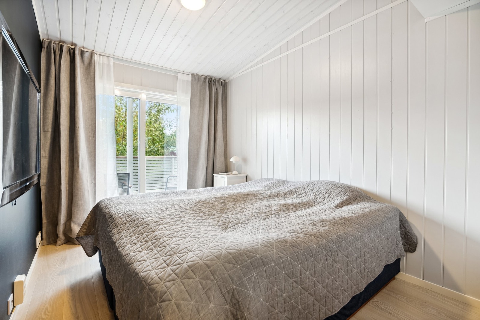 Det tredje soverommet har stilig fargevalg, samt store skyvedører som fører til balkong Galleribilde