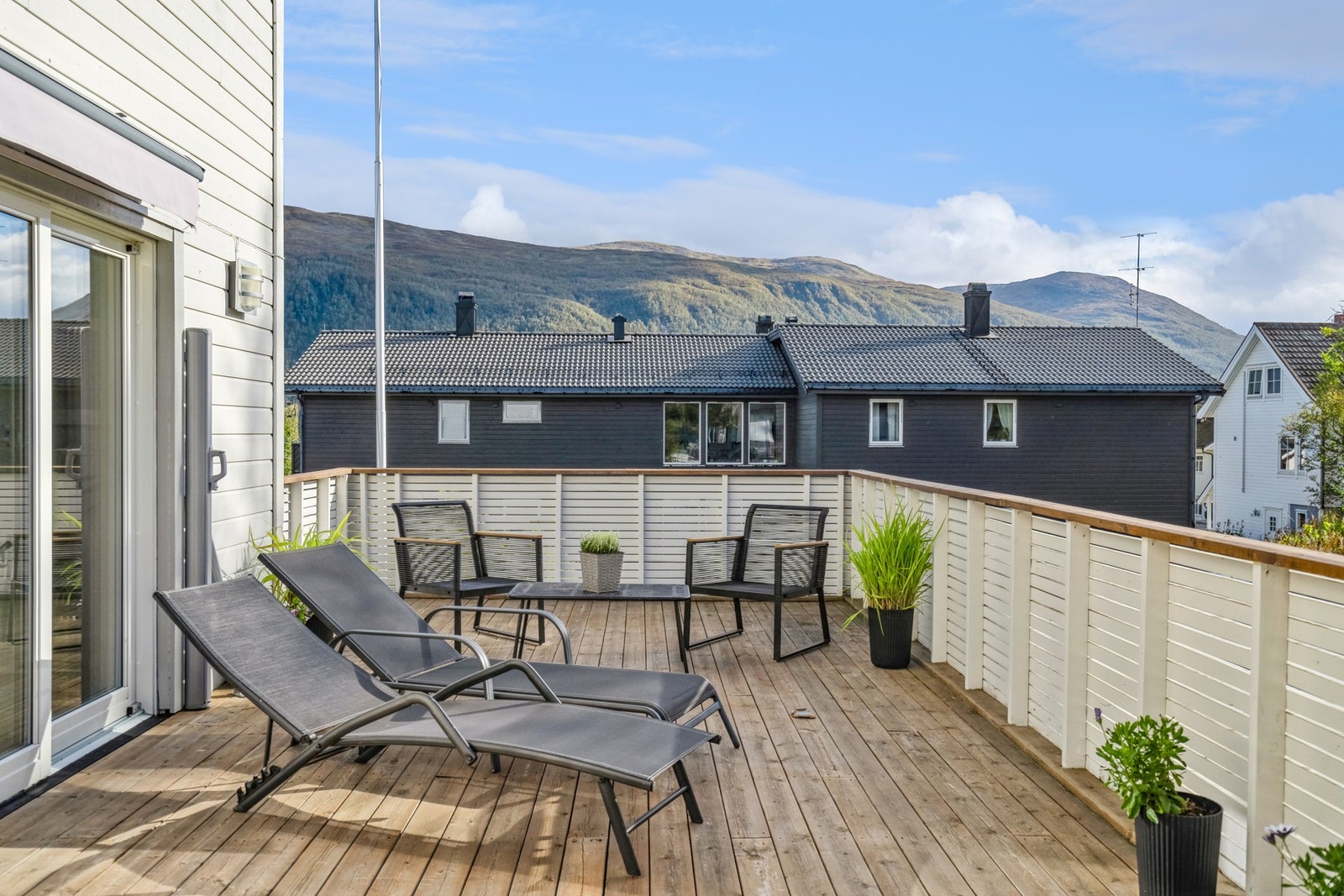 Stor terrasse med god plass til ulike sittegrupper og grill, hvor du kan nyte flott utsikt av Tromsøs flotte natur og gode solforhold Galleribilde