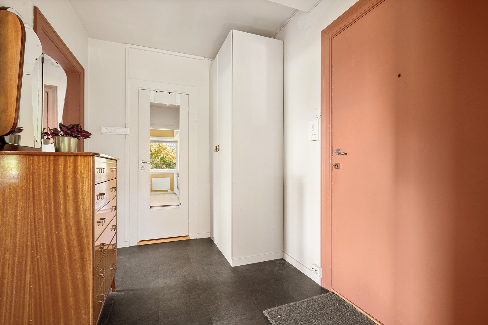 Det første som møter deg er en romslig og praktisk entré. Galleribilde