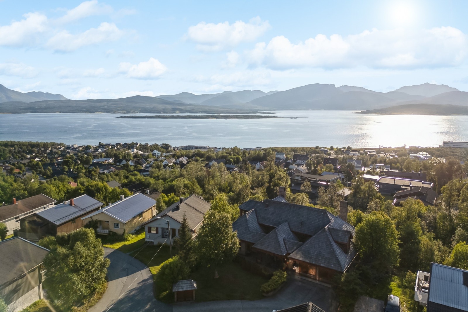 Beliggenheten byr på svært god utsikt mot Kvaløya og sundet Galleribilde
