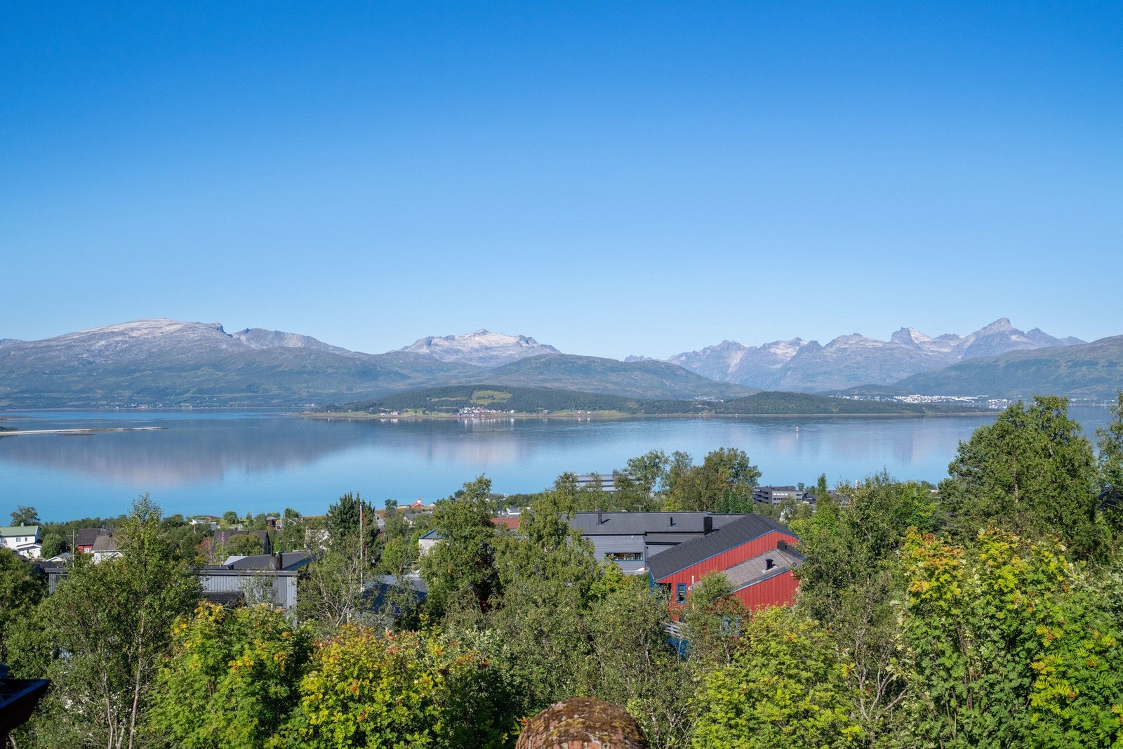 Eiendommen har en tilbaketrukket beliggenhet, med lysløypa og
populære natur- og friområder som nærmeste nabo. Galleribilde